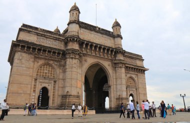 Mumbai Hindistan - 11 Ekim 2017: Kimliği belirsiz kişi ziyaret Gateway of India Mumbai.