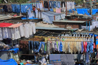 Mumbai Hindistan - 12 Ekim 2017: Dhobi Ghat çamaşırhanede Mumbai kimliği belirsiz kişi çalışmalarında.
