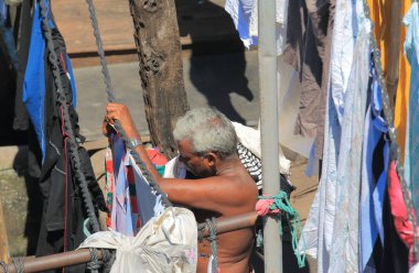 Mumbai Hindistan - 12 Ekim 2017: Dhobi Ghat çamaşırhanede Mumbai kimliği belirsiz asmak çamaşır.