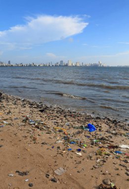 Mumbai Hindistan - 12 Ekim 2017: Chowpatty sahil Mumbai dağınık çöp.