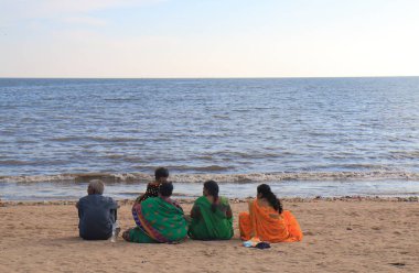 Mumbai Hindistan - 12 Ekim 2017: Kimliği belirsiz kişi ziyaret Chowpatty sahil Mumbai.