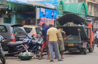 Mumbai Hindistan - 14 Ekim 2017: Kimliği belirsiz kişi temiz sokağın Mumbai şehir merkezinde.