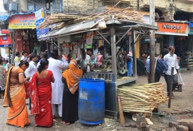 Mumbai Hindistan - 14 Ekim 2017: Kimliği belirsiz kişi satın şeker kamışı suyu şehir Mumbai.