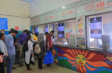 Mumbai Hindistan - 14 Ekim 2017: Kimliği belirsiz kişi satın tren biletleri Mumbai şehir merkezinde Sandhurst Road tren istasyonunda.