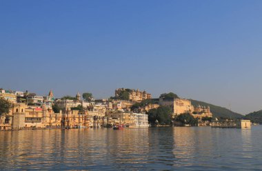 Tarihi lakeside mimari City Palace cityscape Udaipur Hindistan 