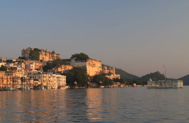 Tarihi lakeside mimari City Palace cityscape Udaipur Hindistan 
