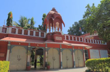 Udaipur Hindistan - 16 Ekim 2017: Noulakha Mahal ana Arya Samaj tapınakta Sajjan kahraman park Udaipur.