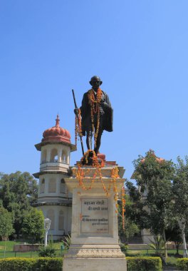 Udaipur Hindistan - 16 Ekim 2017: Udaipur, Kemalpaşa Bagh Kütüphane ve Mahhatma Gandi heykeli