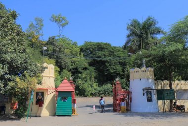 Udaipur Hindistan - 17 Ekim 2017: Kimliği belirsiz kişi satın kayıt Udaipur Moti Magri.