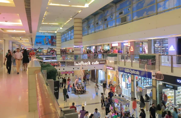 Yeni Delhi Hindistan - 29 Ekim 2017: Kimliği belirsiz kişi ziyaret Citywalk alışveriş merkezi Yeni Delhi.