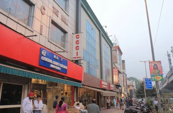 뉴델리 2017 불명된 사람들 방문에에서는 쇼핑몰 — 스톡 사진