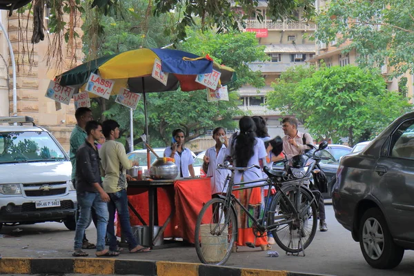 Mumbai Hindistan - 11 Ekim 2017: Kimliği belirsiz kişi satın Lassi Mumbai şehir merkezinde sokak işportacı. 