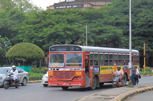ダウンタウン ムンバイでムンバイ インド 2017 ローカル バス運行 — ストック写真