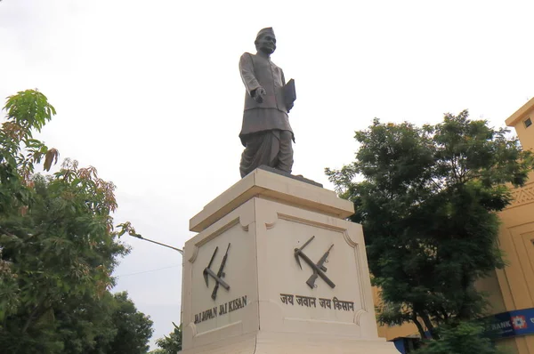 Mumbai Hindistan - 11 Ekim 2017: Şehir Mumbai Jai Jawan Jai Kisan heykeli. Jai Jawan Jai Kisan Hindistan'a Başbakan, Hindistan Lal Bahadur Shastri tarafından 1966 yılında verilen bir slogan oldu