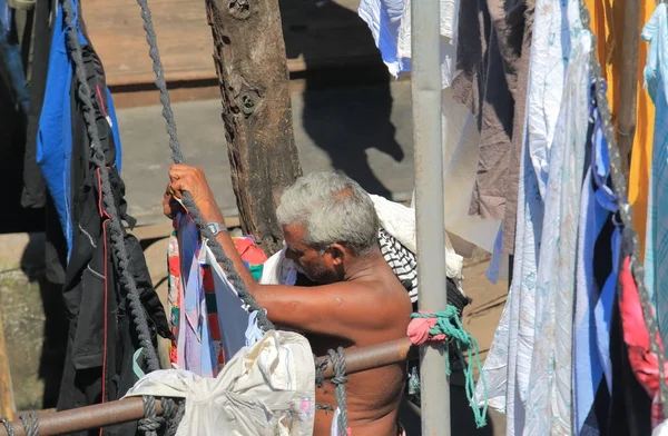 Mumbai India Oktober 2017 Unbekannter Mann Hängt Wäsche Dhobi Ghat — Stockfoto