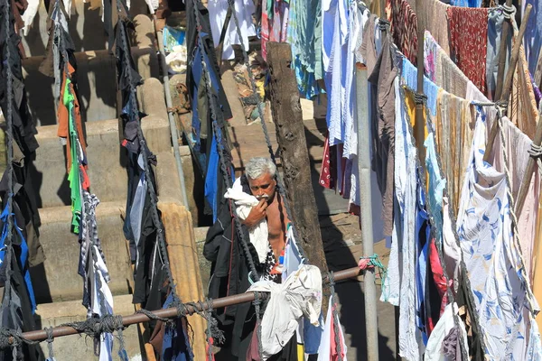 Mumbai India Oktober 2017 Unbekannter Mann Hängt Wäsche Dhobi Ghat — Stockfoto