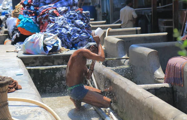 Mumbai Inde Octobre 2017 Travailleur Non Identifié Lave Son Corps — Photo