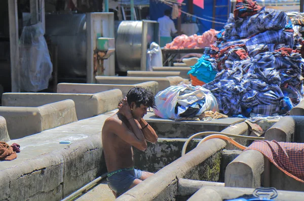 Mumbai India Outubro 2017 Trabalhador Não Identificado Lava Seu Corpo — Fotografia de Stock