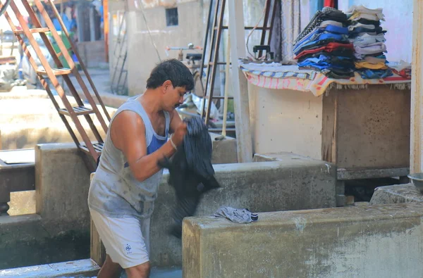 Mumbai India October 2017 Unidentified Man Works Dhobi Ghat Laundromat — Stock Photo, Image