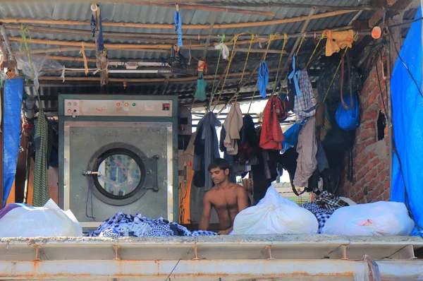 孟买印度 2017年10月12日 身份不明的人工作在洗衣卡德自助洗衣店孟买 — 图库照片