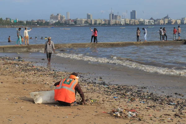 Mumbai Hindistan Ekim 2017 Tanımlanamayan Süpürge Temizler Chowpatty Sahil Mumbai — Stok fotoğraf