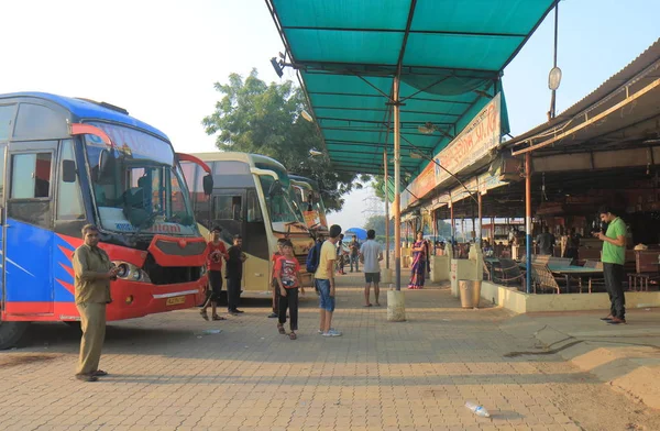 Udaipur Hindistan - 15 Ekim 2017: Kimliği belirsiz kişi Udaipur servis alanında, otobüs mola var.