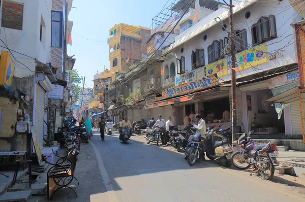 Udaipur Hindistan - 15 Ekim 2017: Kimliği belirsiz kişi ziyaret Udaipur alışveriş caddesi.