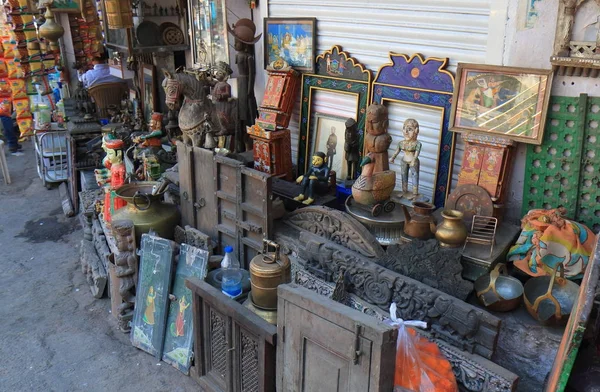 Udaipur Hindistan - 15 Ekim 2017: Hediyelik eşya dükkanı satar antika Udaipur
