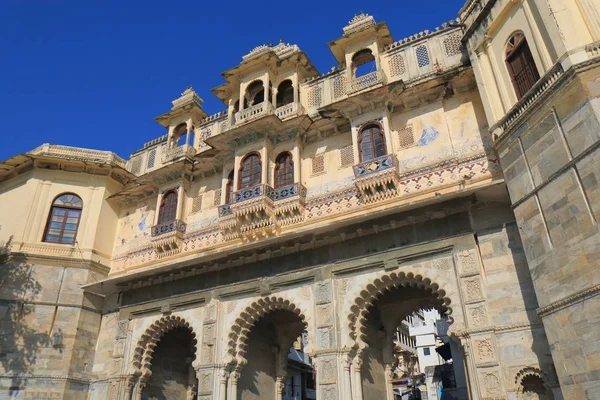 Historické Jezera Architektura Gangaur Gate Panoráma Města Udaipur Indie — Stock fotografie