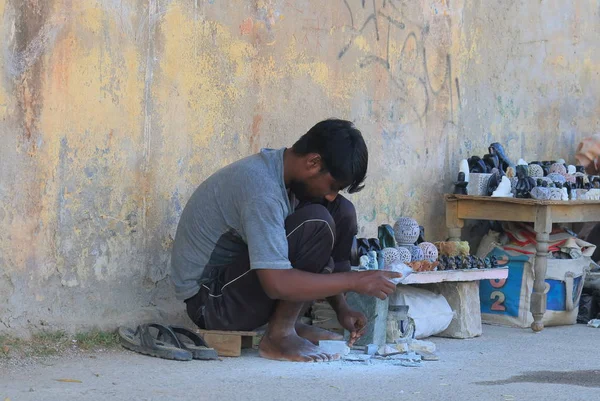 ウダイプールにある通りの工芸ウダイプール インド 2017 正体不明の男の仕事 — ストック写真