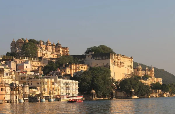 Tarihi lakeside mimari City Palace cityscape Udaipur Hindistan 