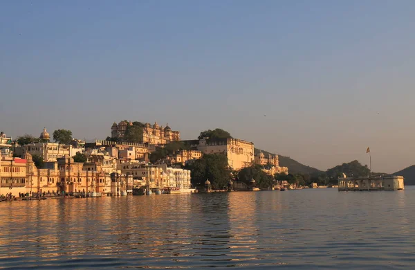 Tarihi lakeside mimari City Palace cityscape Udaipur Hindistan 