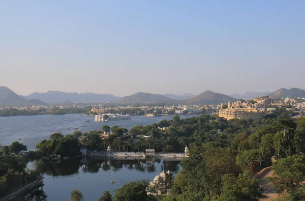 历史的湖滨建筑城市宫殿景观的印度 — 图库照片