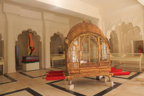 Jodhpur Hindistan - 18 Ekim 2017: Tahtırevan ekran Jodhpur Mehrangarh Fort Müzesi'nde.