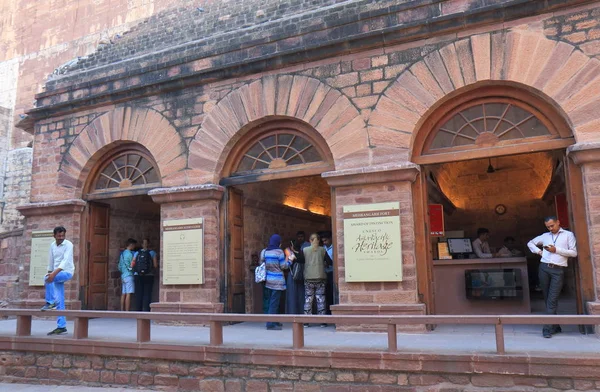 焦特布尔印度 2017年10月18日 不明身份的人购买 Mehrangarh 堡在布尔的入场 — 图库照片