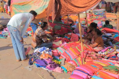 Jodhpur Hindistan - 18 Ekim 2017: Kimliği belirsiz kişi ziyaret Jodhpur Sardar sokak pazarında.