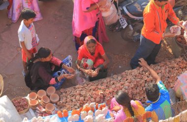 Jodhpur Hindistan - 18 Ekim 2017: Kimliği belirsiz kişi satın mum tepsisi Jodhpur Sardar sokak pazarında Diwali Festivali için.