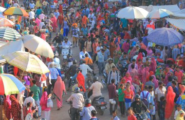 Jodhpur Hindistan - 18 Ekim 2017: Kimliği belirsiz kişi ziyaret Jodhpur Sardar sokak pazarında.