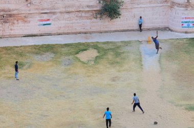 Jodhpur Hindistan - 18 Ekim 2017: Kimliği belirsiz kişi oyun kriket Jodhpur Hindistan.