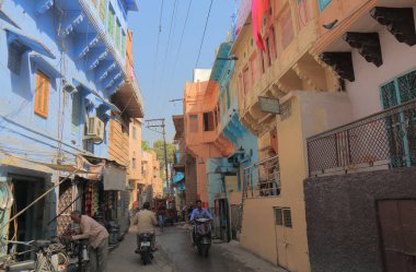 Jodhpur Hindistan - 19 Ekim 2017: Kimliği belirsiz kişi binmek scooter Jodhpur eski şehir alanında.