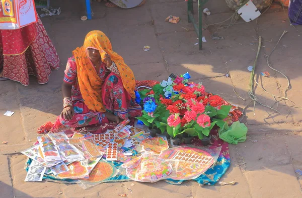 ジョードプル インド 2017 身元不明の女性を販売しているステッカーやサルダール ジョドパーズにあるマーケットで花 — ストック写真