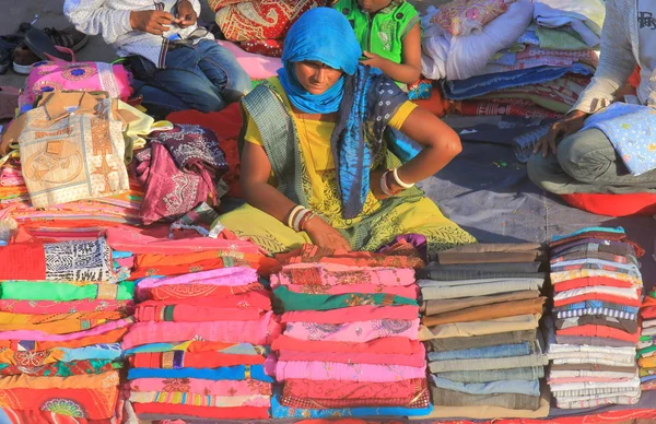 Jodhpur India Outubro 2017 Mulher Não Identificada Vende Traje Tradicional — Fotografia de Stock