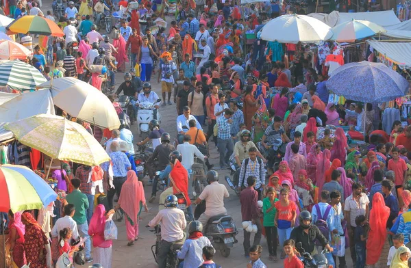 Jodhpur Hindistan - 18 Ekim 2017: Kimliği belirsiz kişi ziyaret Jodhpur Sardar sokak pazarında.