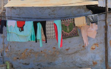 Jodhpur Hindistan - 19 Ekim 2017: Jodhpur Hindistan kıyafetleri satırındaki astı Çamaşırhane 