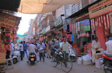 Jodhpur Hindistan - 19 Ekim 2017: Kimliği belirsiz kişi ziyaret Jodhpur Sardar sokak pazarında.