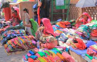 Jodhpur Hindistan - 19 Ekim 2017: Kimliği belirsiz kişi Satıyoruz Sari geleneksel kostüm Jodhpur Sardar street Market.