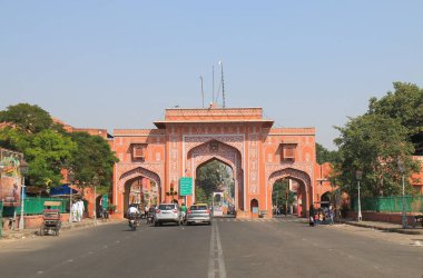 Jaipur Hindistan - 21 Ekim 2017: Kimliği belirsiz kişi sürücü Jaipur şehrinde yeni kapıdan.