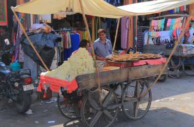 Jaipur Hindistan - 21 Ekim 2017: Tanımlanamayan Satıyoruz Hint tatlılar Jaipur şehrinde sokak pazarında.
