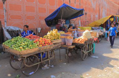 Jaipur Hindistan - 21 Ekim 2017: Kimliği belirsiz kişi ziyaret Satıyoruz meyve Jaipur şehrinde sokak pazarında.