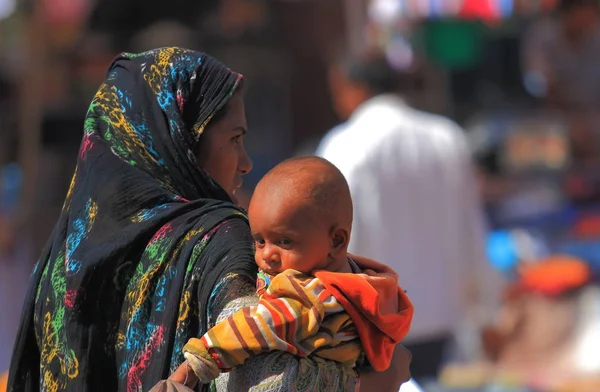 Jodhpur India October 2017 Unidentified Woman Cuddles Baby Sardar Street — Stock Photo, Image